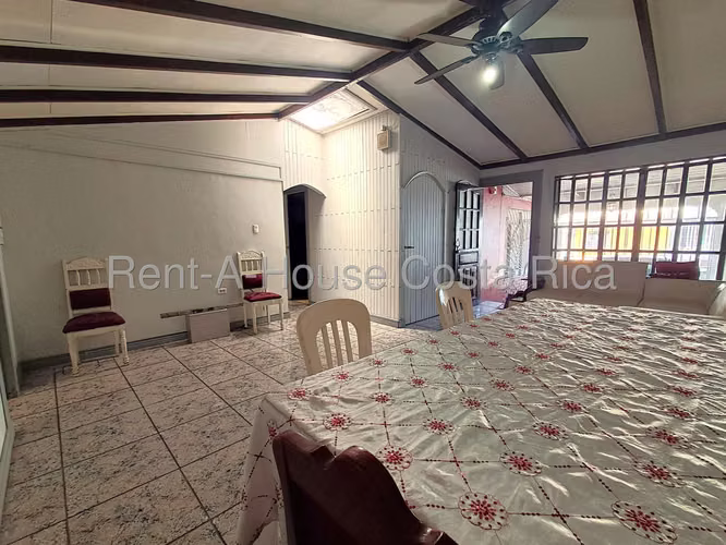 Venta de casa esquinera + local comercial en Gravilias Desamparados.