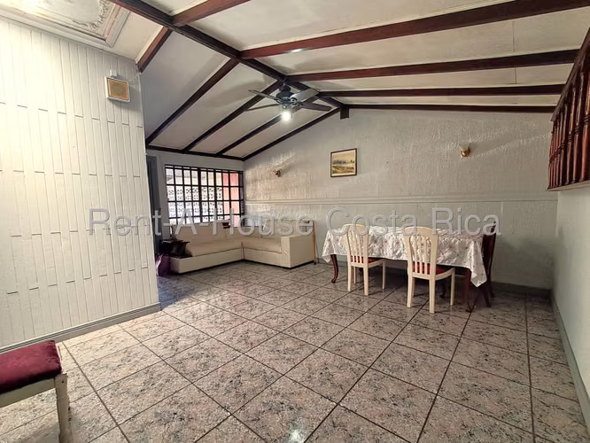 Venta de casa esquinera + local comercial en Gravilias Desamparados.
