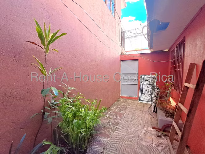 Venta de casa esquinera + local comercial en Gravilias Desamparados.