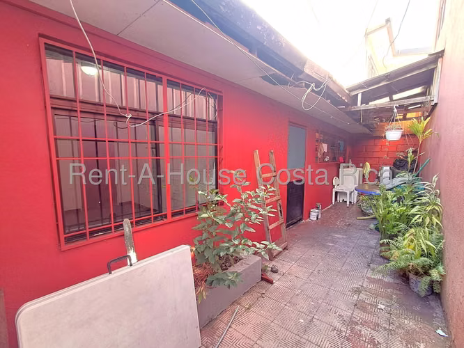 Venta de casa esquinera + local comercial en Gravilias Desamparados.
