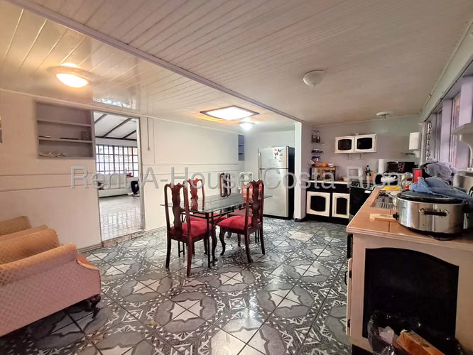 Venta de casa esquinera + local comercial en Gravilias Desamparados.