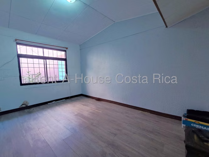 Venta de casa esquinera + local comercial en Gravilias Desamparados.