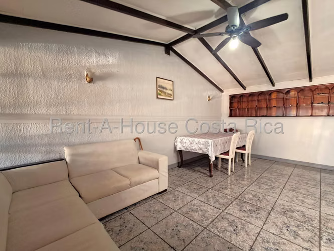 Venta de casa esquinera + local comercial en Gravilias Desamparados.