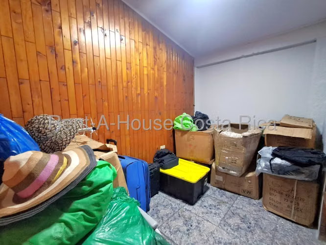 Venta de casa esquinera + local comercial en Gravilias Desamparados.