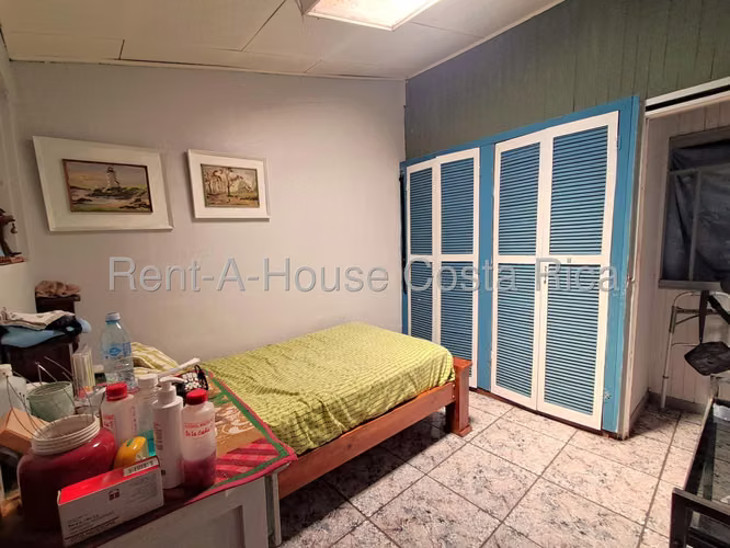 Venta de casa esquinera + local comercial en Gravilias Desamparados.