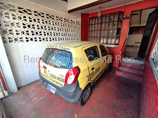 Venta de casa esquinera + local comercial en Gravilias Desamparados.
