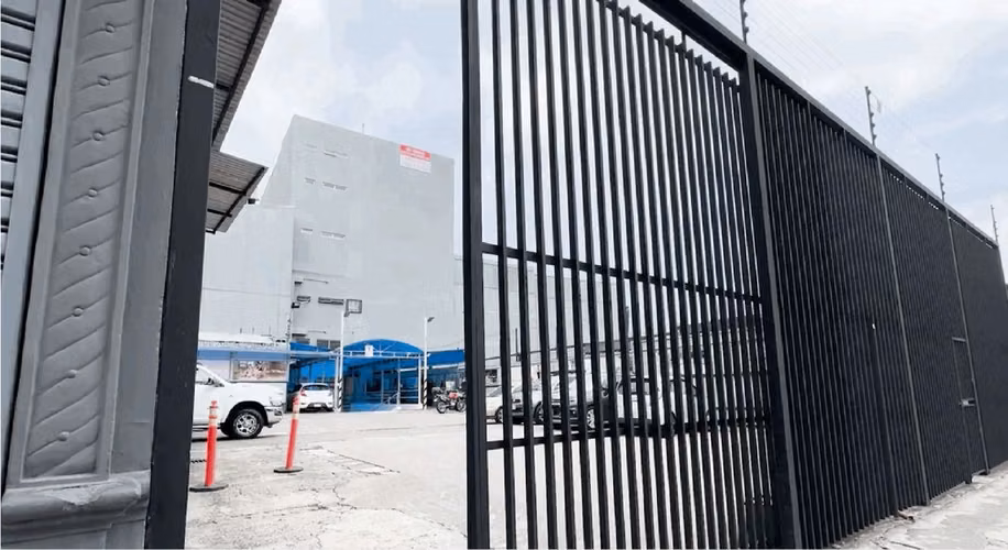 Venta de Propiedad Comercial – Parqueo y Comedor – 14 Espacios