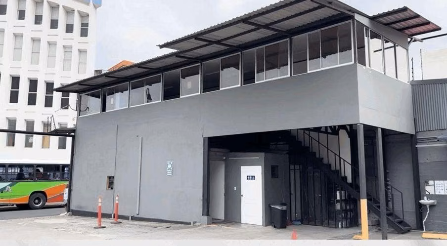 Venta de Propiedad Comercial – Parqueo y Comedor – 14 Espacios