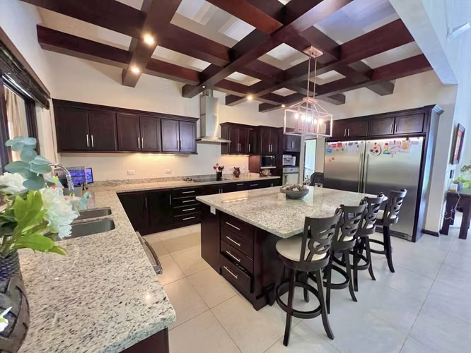 Se Vende Casa de Lujo 1 Planta | San Rafael de Heredia | 4 Hab + Oficinas