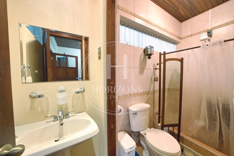 Se Vende Casa de Una Planta en Curridabat con Apartamento Independiente 6 Habitaciones noj1237ij