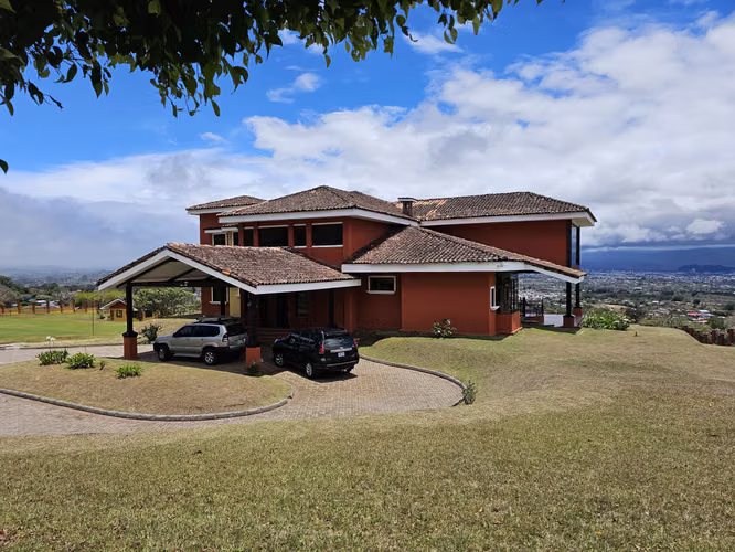Lujosa propiedad con financiamiento, Concepción de San Rafael, Heredia