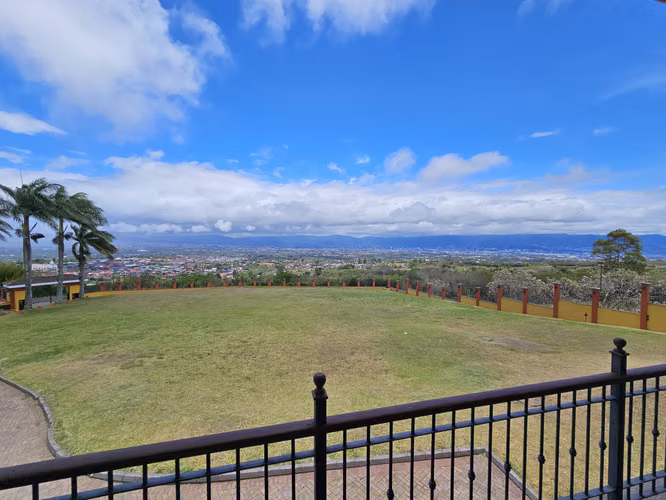 Lujosa propiedad con financiamiento, Concepción de San Rafael, Heredia