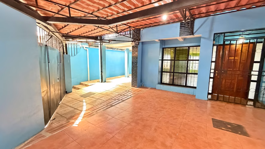 Venta casa con excelente ubicación de 2 niveles, Desamparados. (FE)