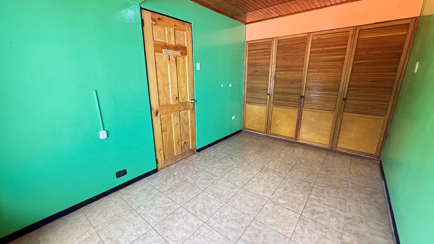 Venta casa con excelente ubicación de 2 niveles, Desamparados. (FE)