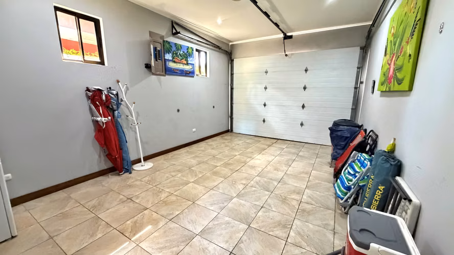 Venta casa contemporánea con piscina privada, Parrita. (FE)