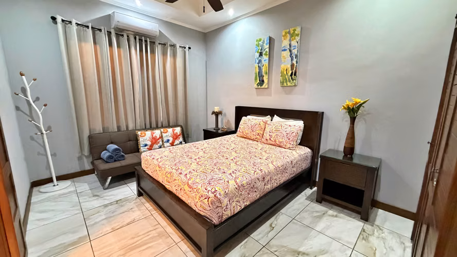 Venta casa contemporánea con piscina privada, Parrita. (FE)