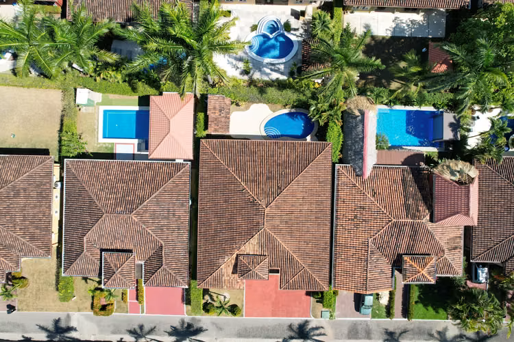 Venta casa contemporánea con piscina privada, Parrita. (FE)