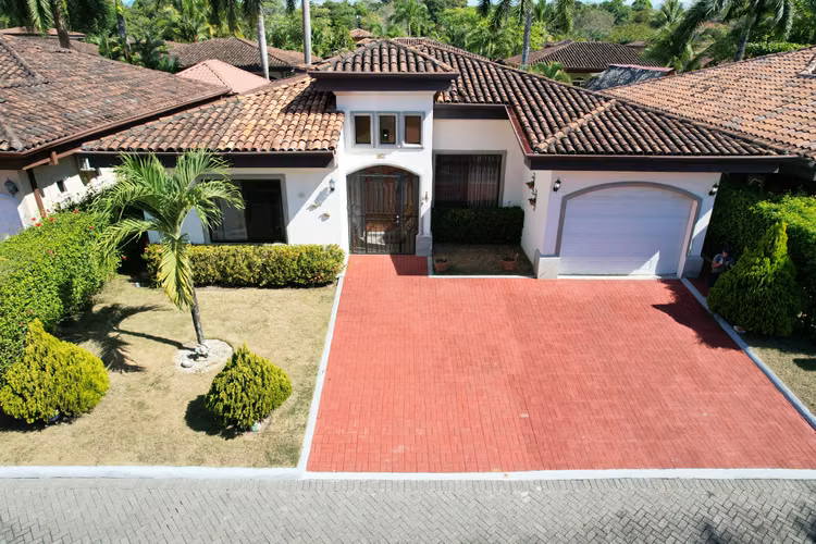 Venta casa contemporánea con piscina privada, Parrita. (FE)