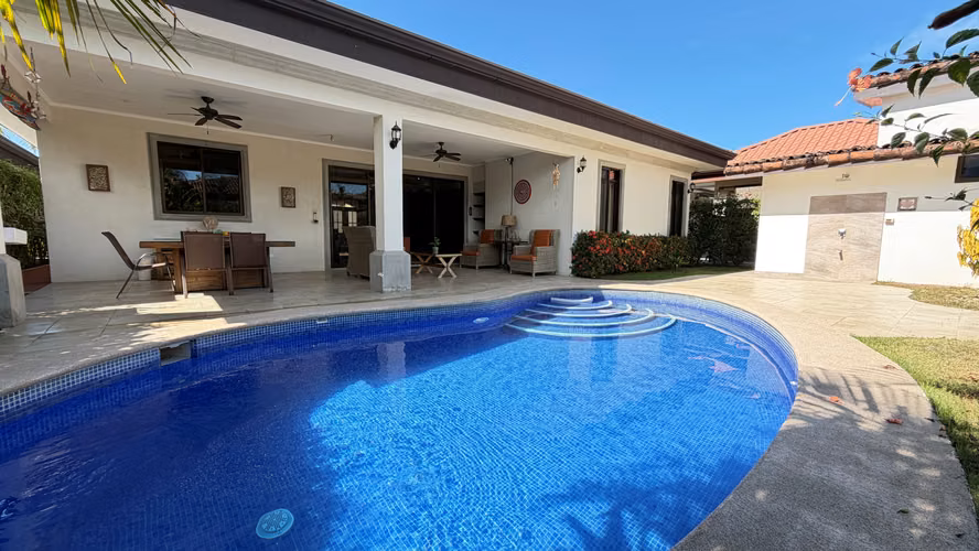 Venta casa contemporánea con piscina privada, Parrita. (FE)