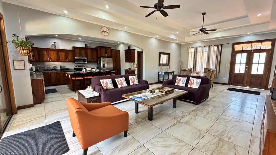Venta casa contemporánea con piscina privada, Parrita. (FE)