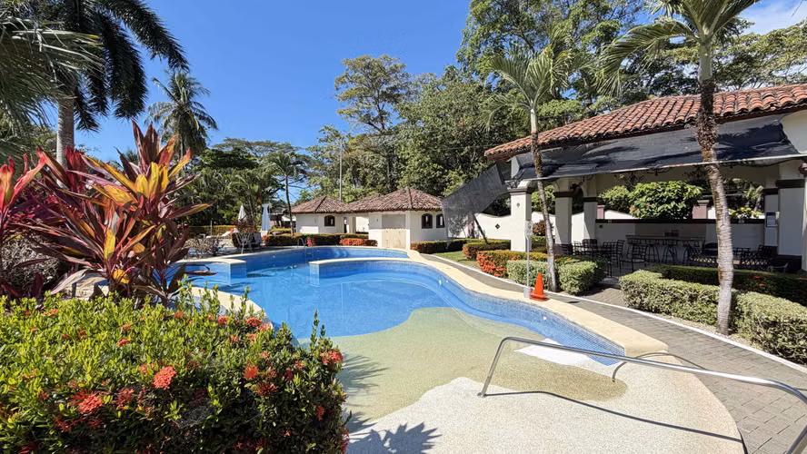 Venta casa contemporánea con piscina privada, Parrita. (FE)