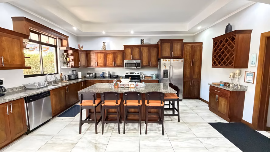 Venta casa contemporánea con piscina privada, Parrita. (FE)