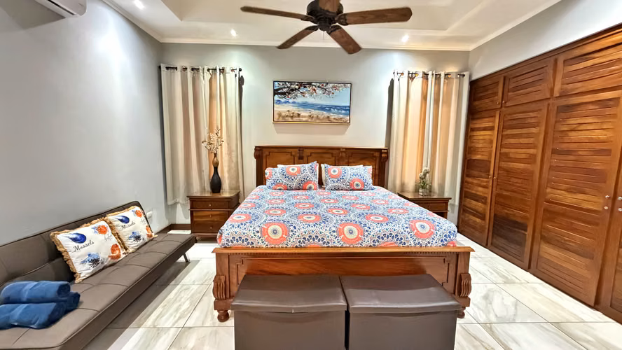 Venta casa contemporánea con piscina privada, Parrita. (FE)