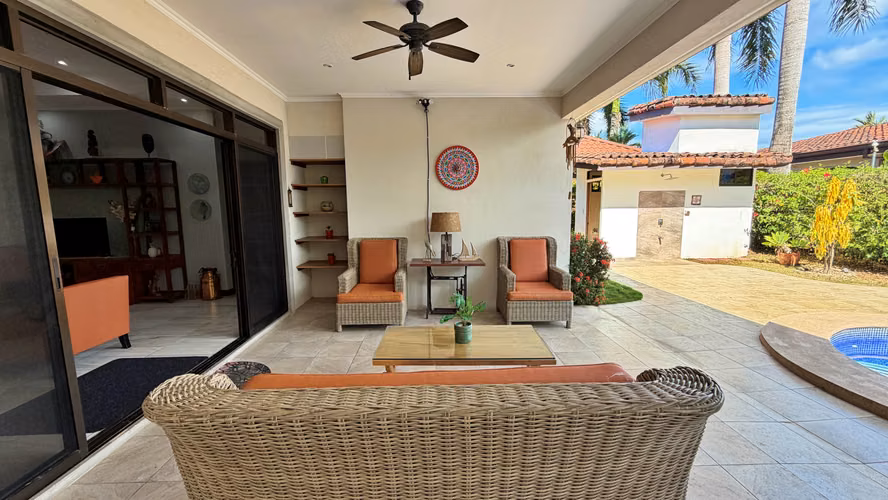 Venta casa contemporánea con piscina privada, Parrita. (FE)
