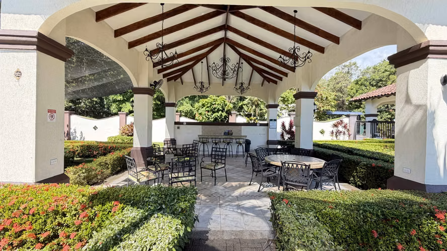 Venta casa contemporánea con piscina privada, Parrita. (FE)