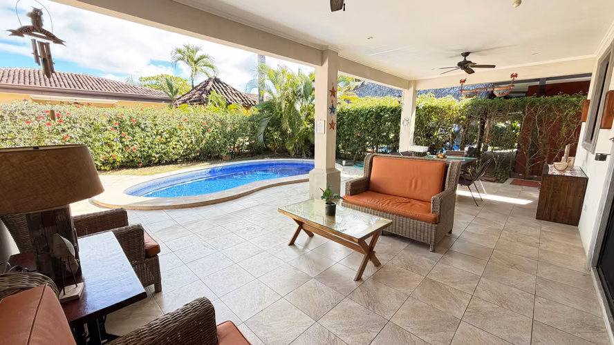 Venta casa contemporánea con piscina privada, Parrita. (FE)