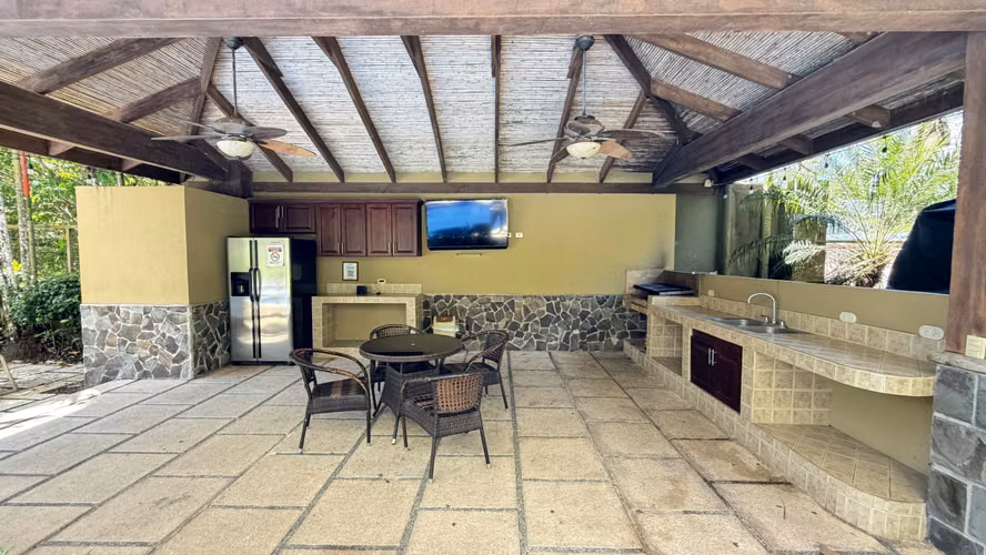 Venta apto con balcón y amenidades completas, Jacó, Garabito. (FE)