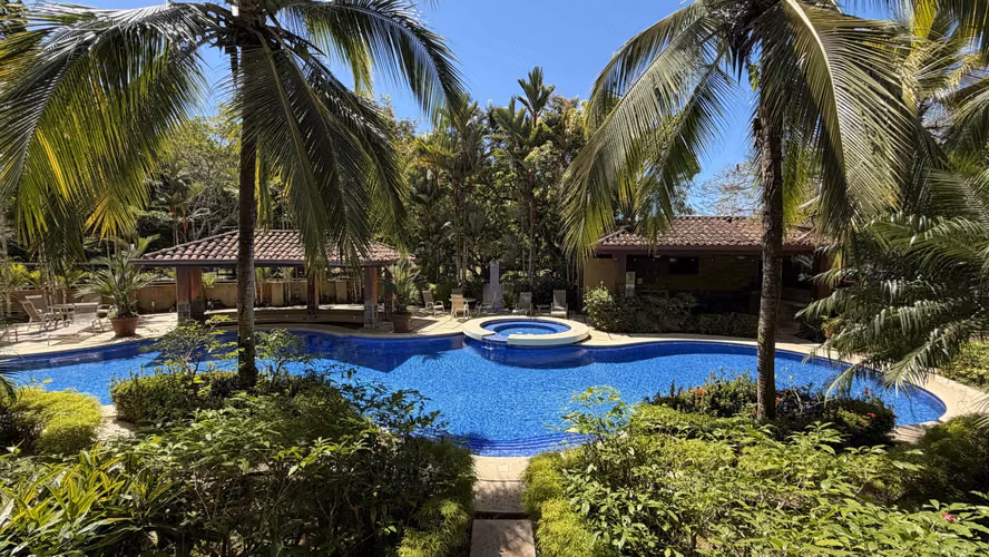 Venta apto con balcón y amenidades completas, Jacó, Garabito. (FE)