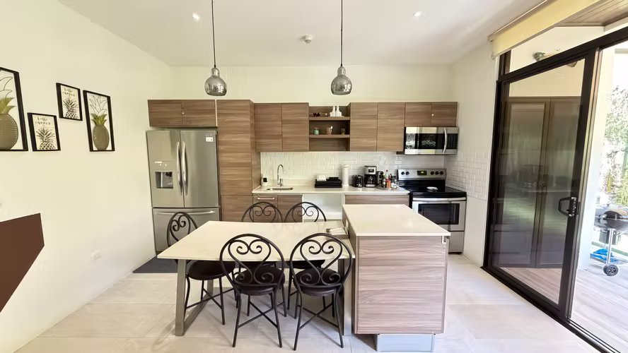Venta apto moderno con terraza y jardín, Jacó, Garabito. (FE) - Imagen 2