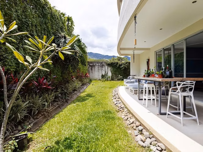 Spacious 255 m² Apartment with Private Garden in a Residential Area of Santa Ana - Imagen 17