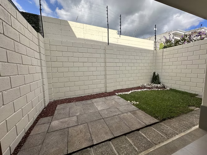 Preciosa casa en condominio con vigilancia 24/7 / La Floresta
