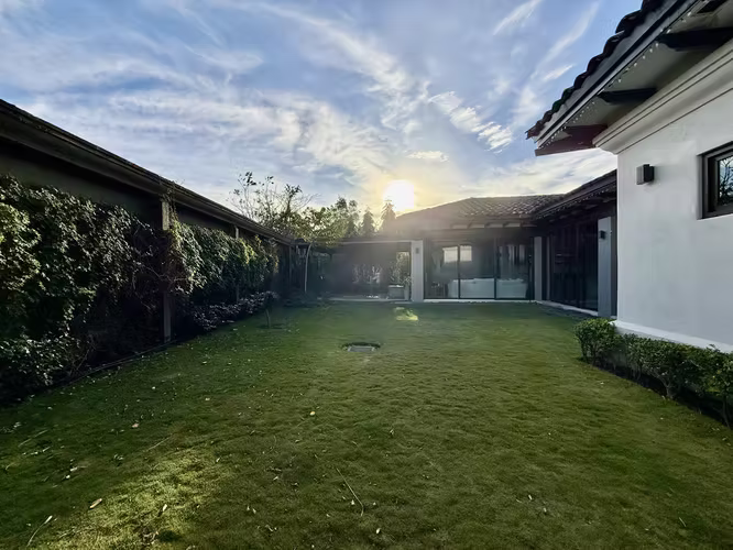 Casa en condominio para la venta en lindora con amplio jardín