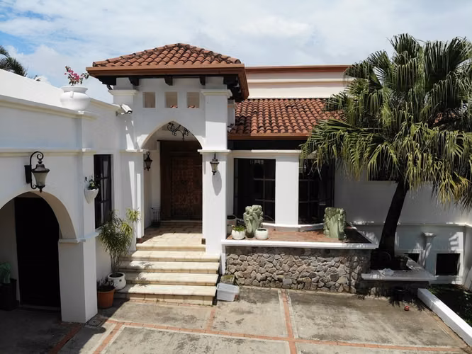 En Alquiler, Icónica Casa Estilo Morisco con Vistas Panorámicas en Escazú – ID25645