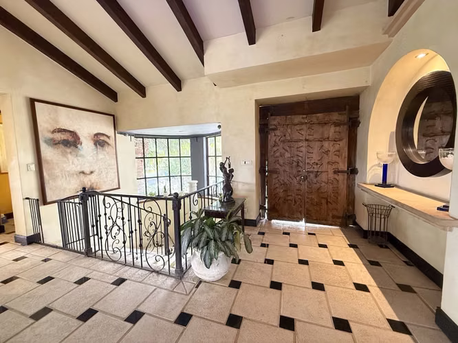 En Alquiler, Icónica Casa Estilo Morisco con Vistas Panorámicas en Escazú – ID25645 - Imagen 3