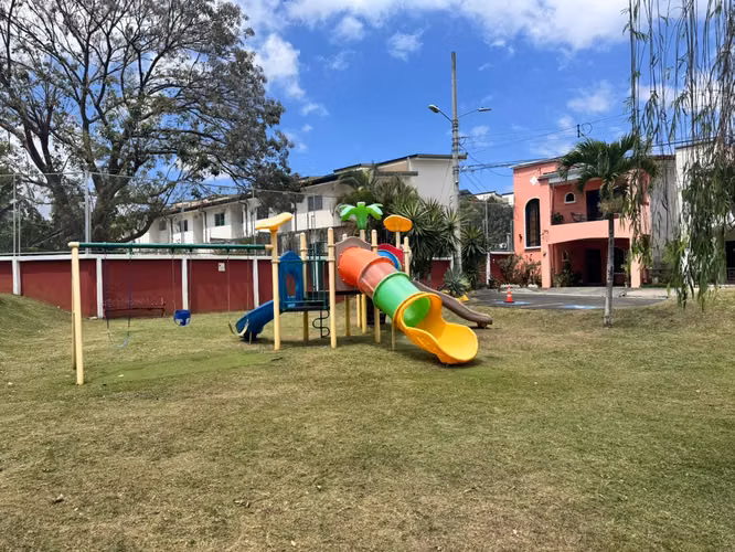 Venta de espectacular casa en condominio en Alajuelita -EU