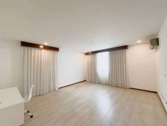 Casa Aura: Moderna casa de 3 pisos en el corazón de Santa Ana - Imagen 9