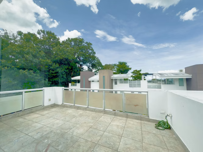 Casa Aura: Moderna casa de 3 pisos en el corazón de Santa Ana - Imagen 18