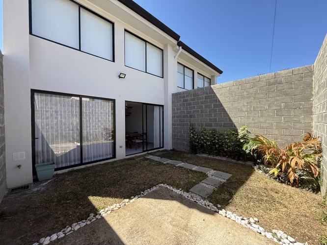 Casa nueva en Lindora para Alquiler SIN MUEBLES