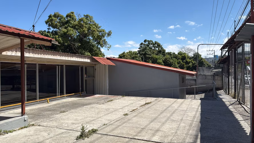 Local comercial en alquiler en Santa Ana | Carretera a Piedades (Alta exposición)