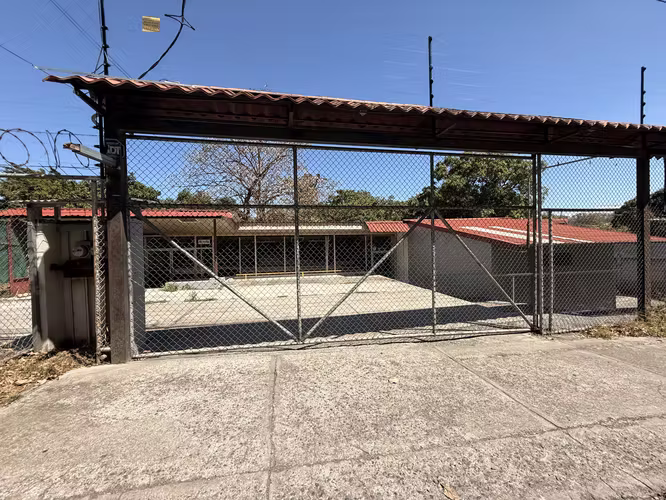 Local comercial en alquiler en Santa Ana | Carretera a Piedades (Alta exposición)