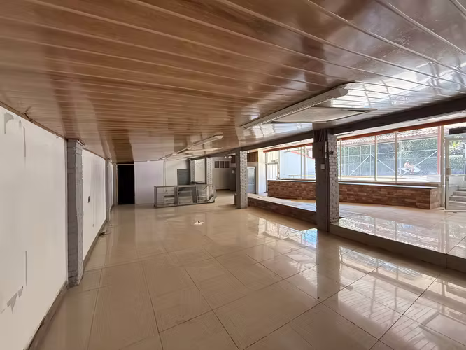 Local comercial en alquiler en Santa Ana | Carretera a Piedades (Alta exposición)