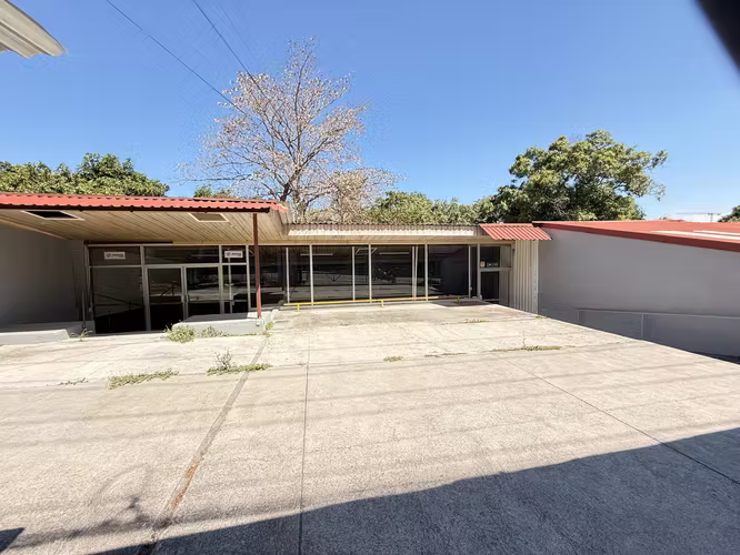 Local comercial en alquiler en Santa Ana | Carretera a Piedades (Alta exposición)