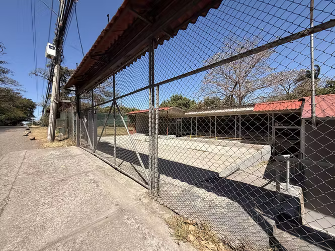 Local comercial en alquiler en Santa Ana | Carretera a Piedades (Alta exposición)
