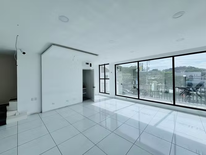 Local 90M2 con terraza Escazú segundo piso parqueo seguridad ley 7600 - Imagen 3