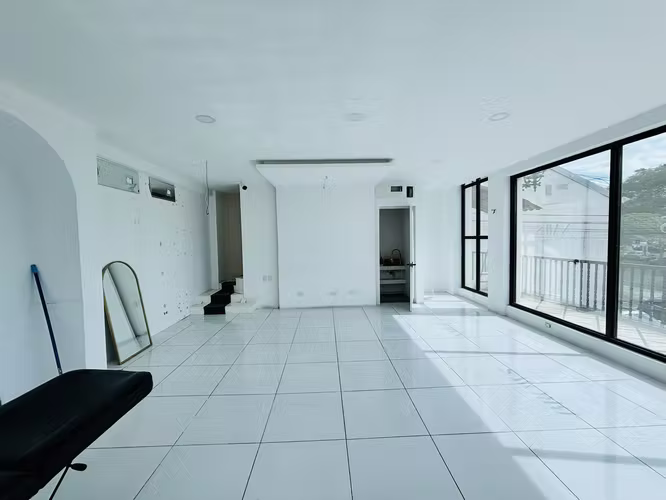 Local 90M2 con terraza Escazú segundo piso parqueo seguridad ley 7600 - Imagen 2