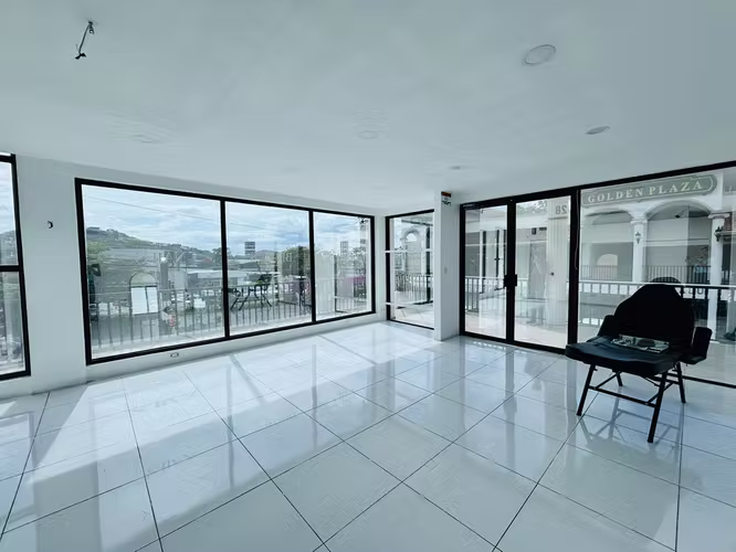 Local 90M2 con terraza Escazú segundo piso parqueo seguridad ley 7600 - Imagen 14